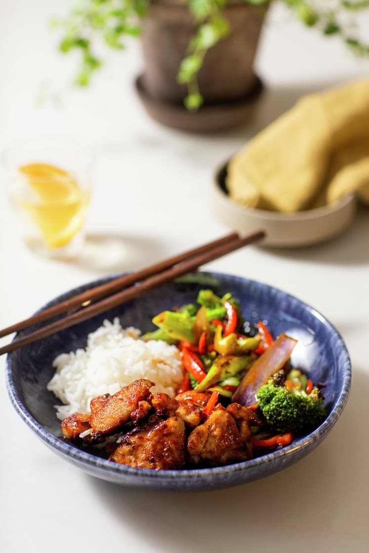 Wok med sprøstekt kylling, brokkoli og paprika i østerssaus, servert med jasminris