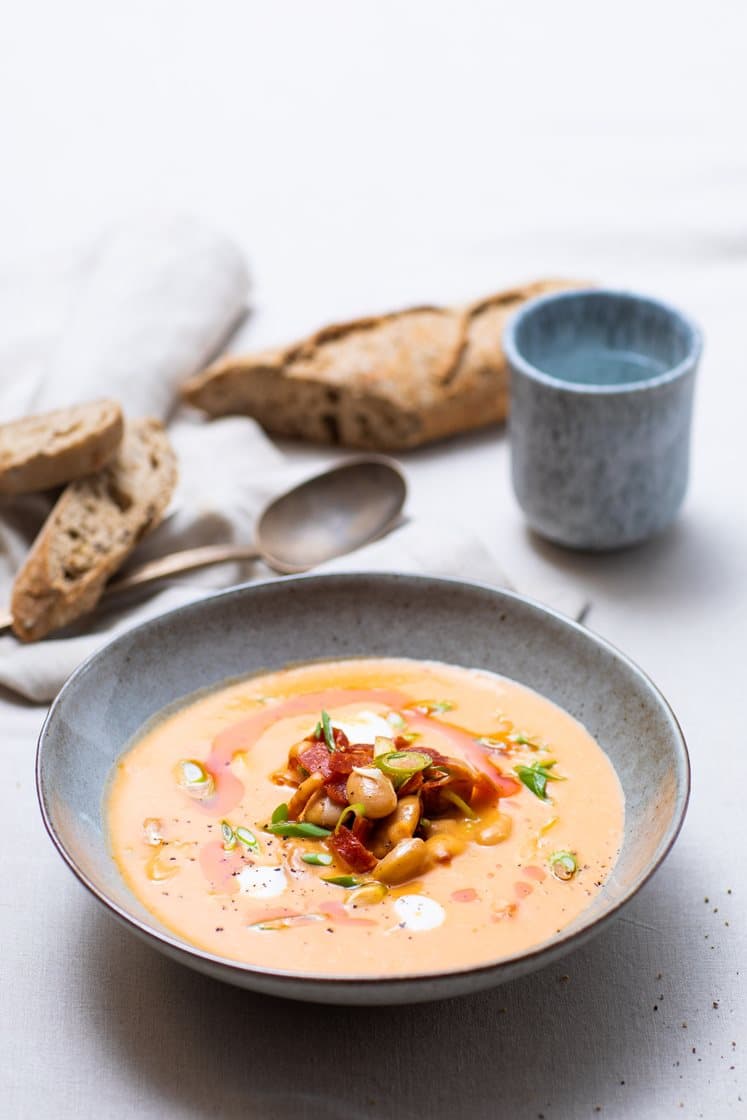 Spicy søtpotetsuppe med pepperoni og hvite bønner, servert med rustikke multibrød og yoghurt