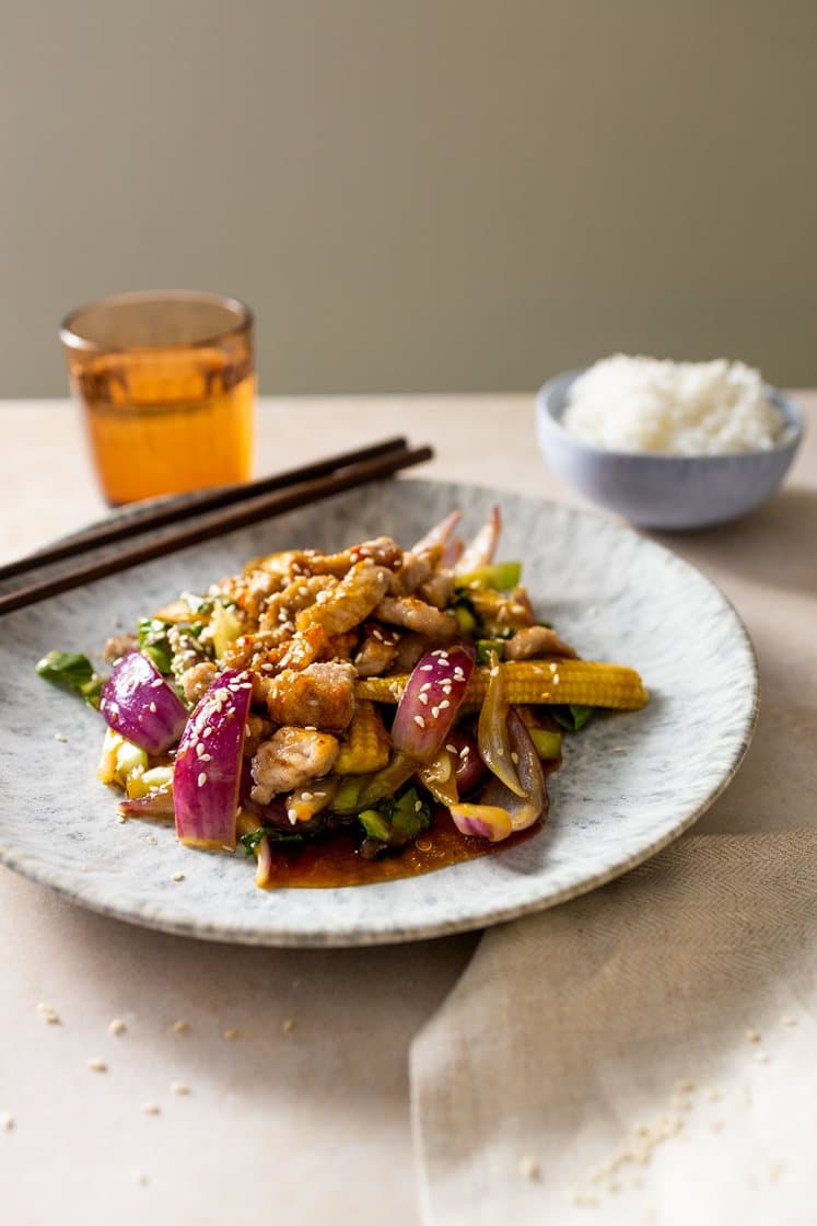 Wok med strimlet svinefilet i soya- og ingefærsaus med pak choy, minimais og jasminris