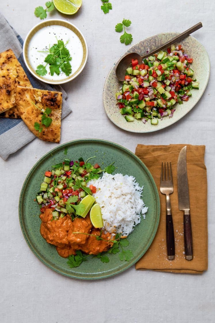 Kylling tikka masala med kachumbersalat og hvitløksnan