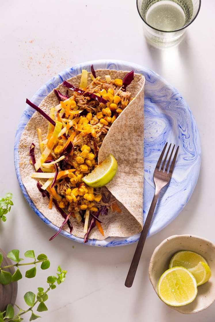 Pulled pork med bbq saus i tortillalefser med kålsalat og mais- og chilidressing