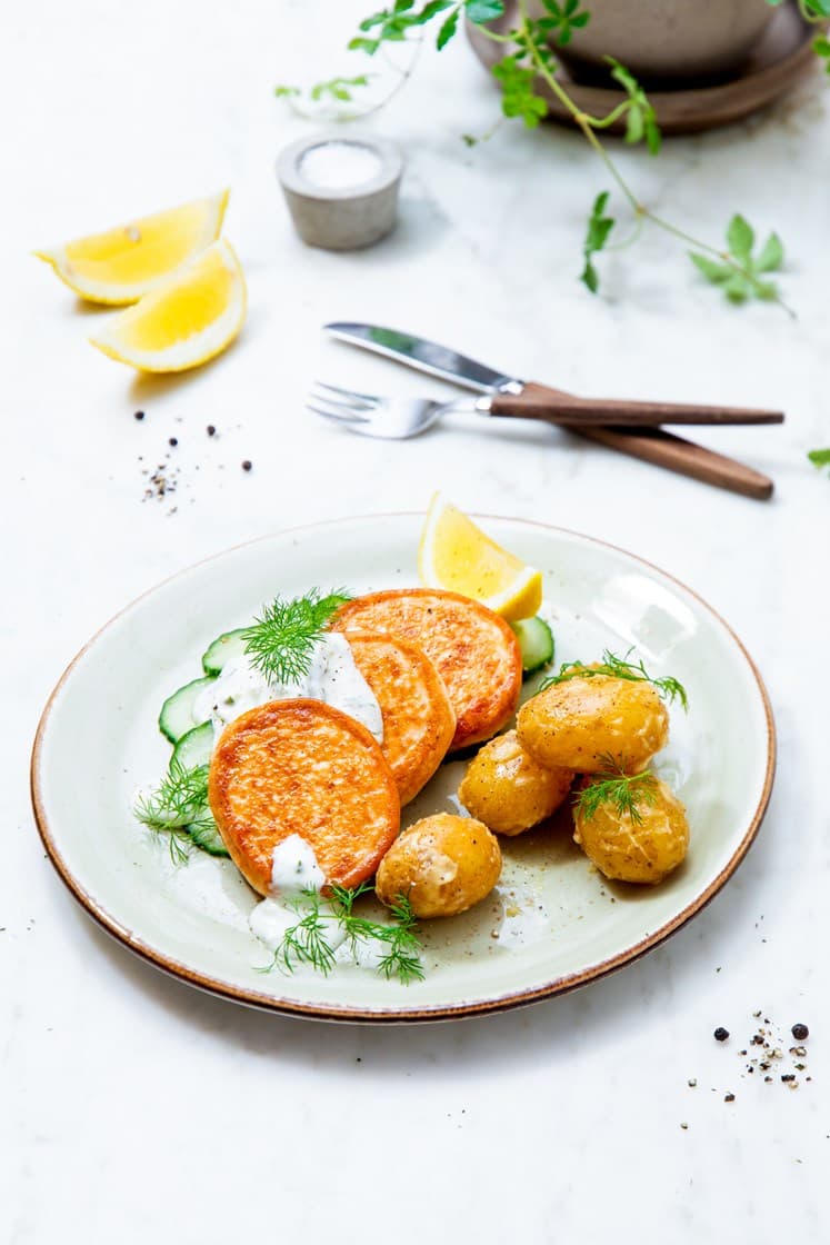 Fiskekaker med sennepsmarinerte poteter, agurk- og eplesalat og rømmedressing