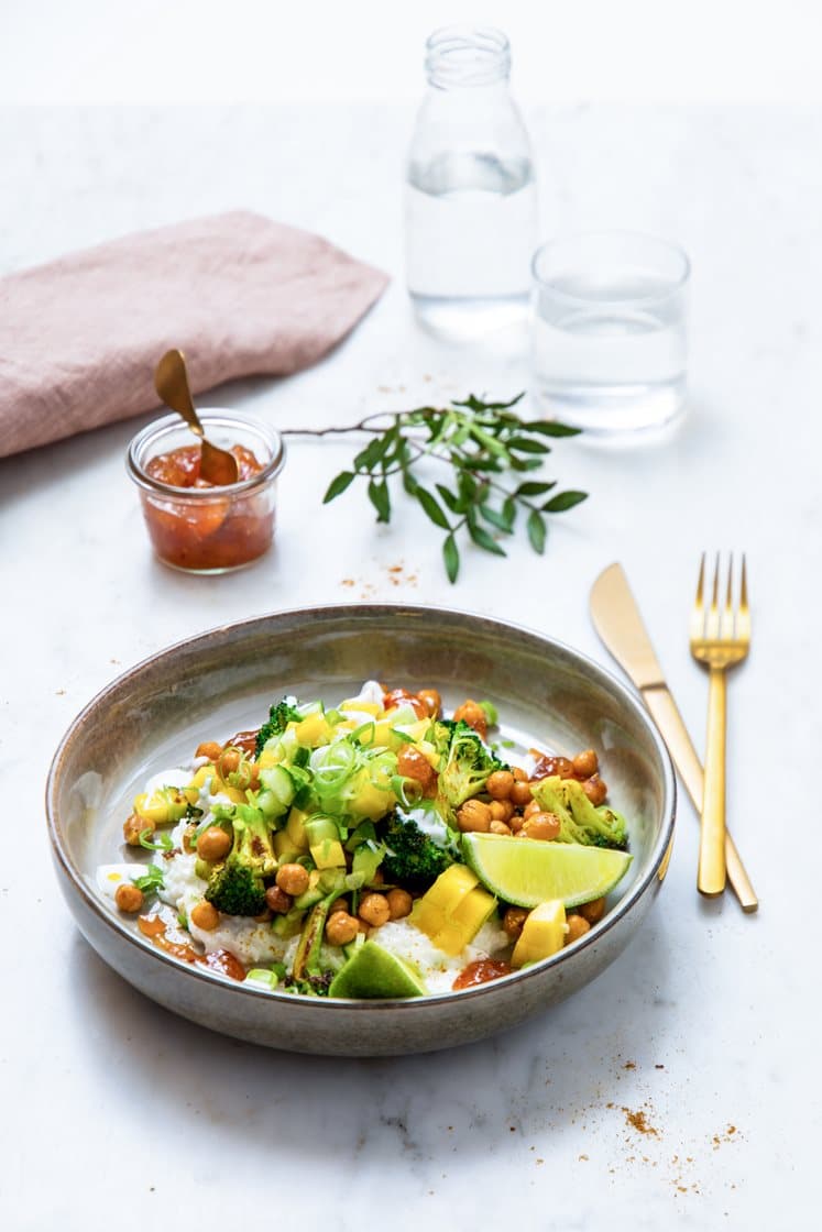 Krydderstekte kikerter og brokkoli, servert med mangosalsa, kokosris, chutney og yoghurt