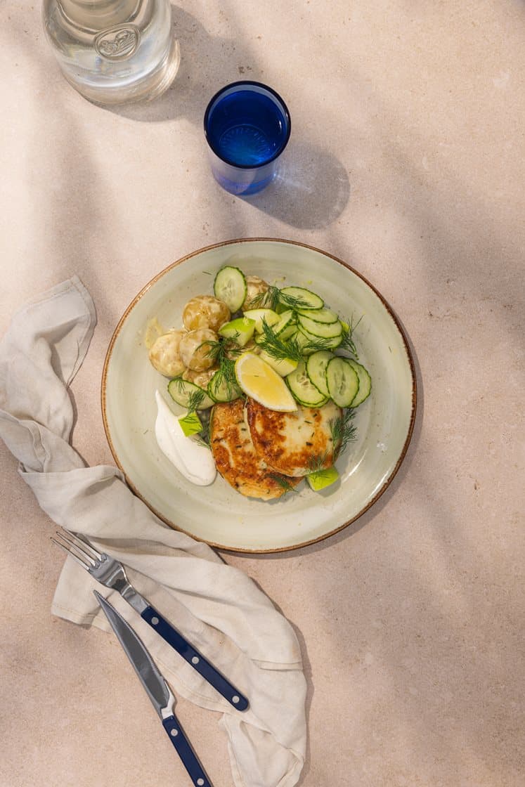 Fiskekaker med sennepsmarinerte poteter, agurk- og eplesalat og rømmedressing