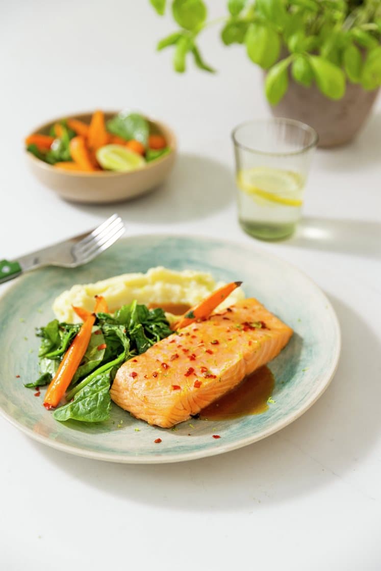 Lime- og chilibakt laksefilet med potetpuré, teriyakismør og ovnsbakte ingefærgulrøtter med spinat
