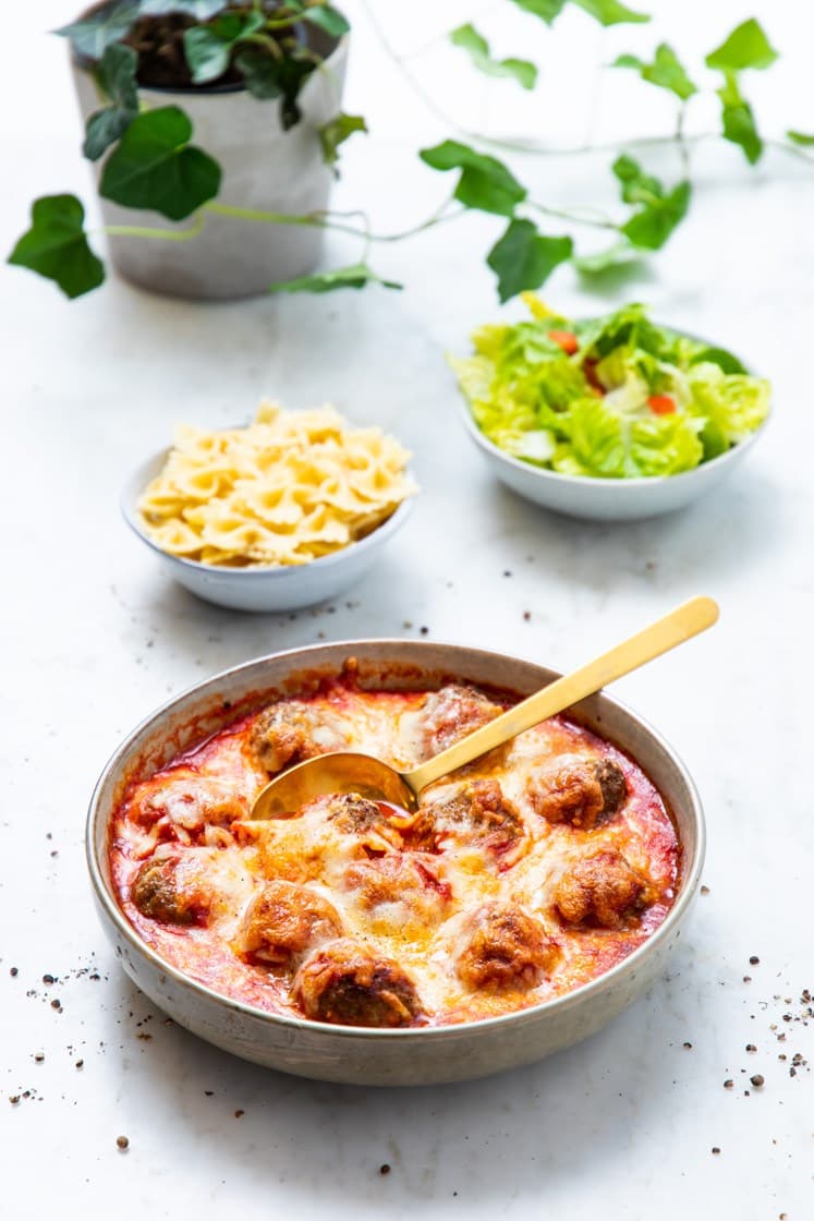 Gratinerte kjøttboller i tomatsaus med pasta farfalle og salat