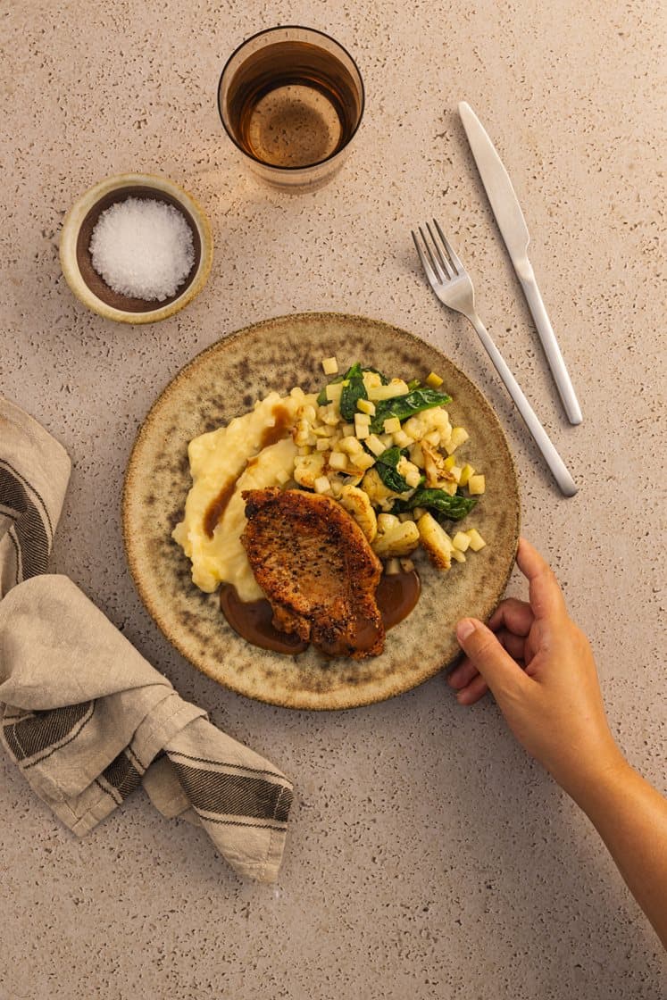 Sitruskrydret svinekam med smørstekt blomkål og eple, servert med potetmos og brun saus