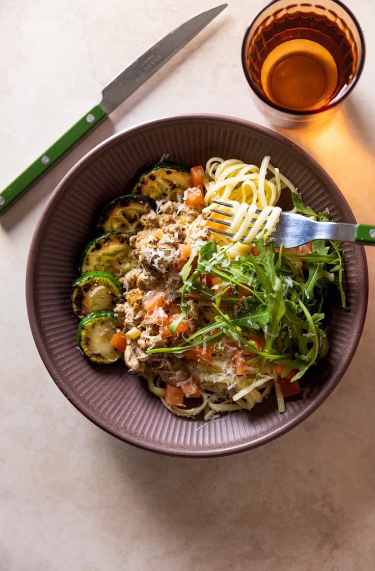 Pasta med salsicciadeig i crème fraîche-saus, stekt squash, tomat og ruccola