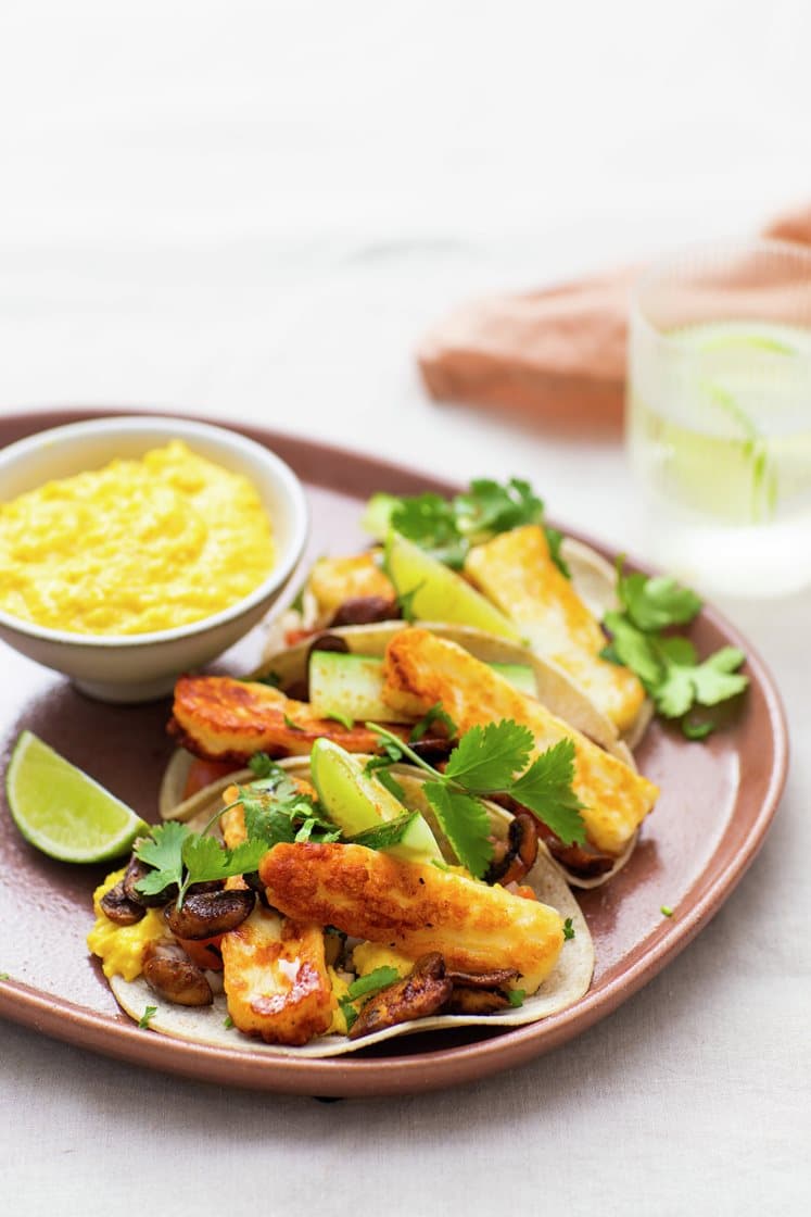 Meksikanske maistortillaer med crispy halloumi, chipotlestekt sopp, tomat- og løksalsa og maiskrem