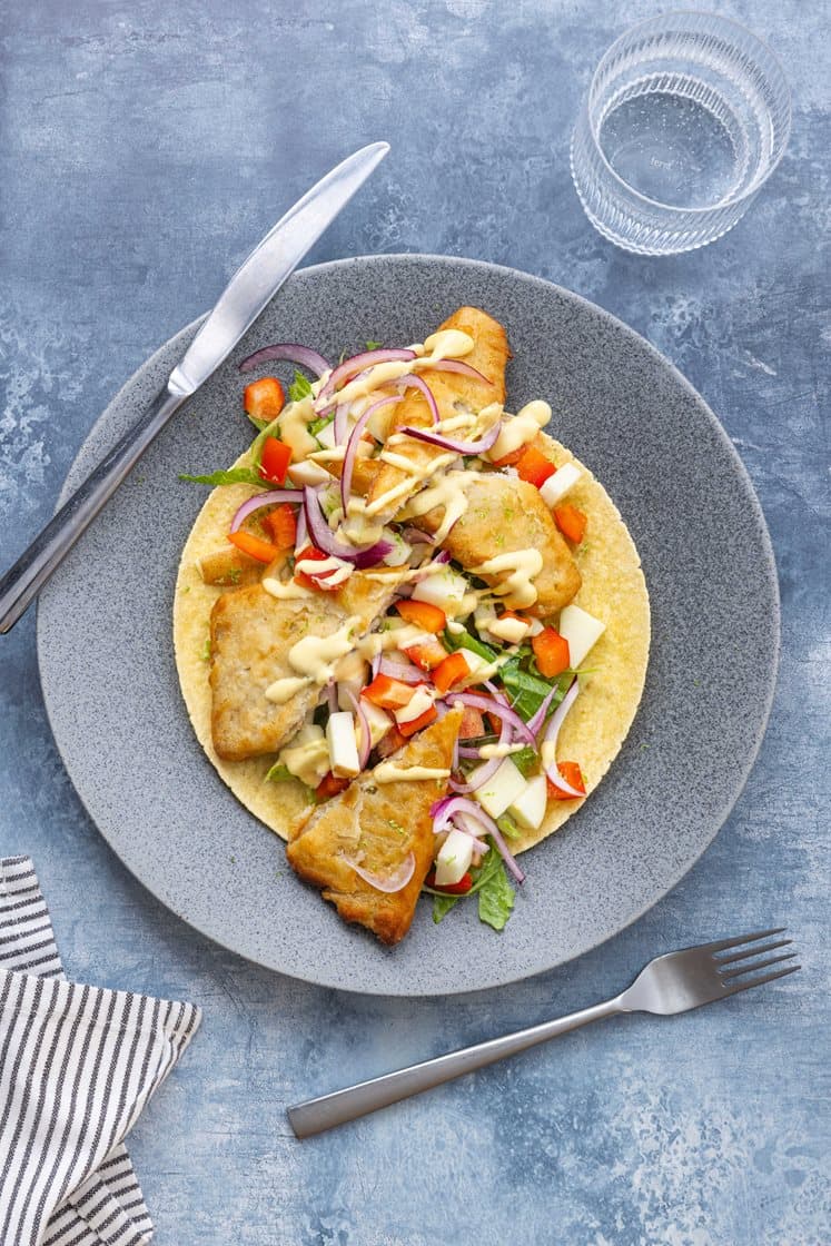 Wraps med tempurapanert sei, friske grønnsaker og curry- og mangodressing