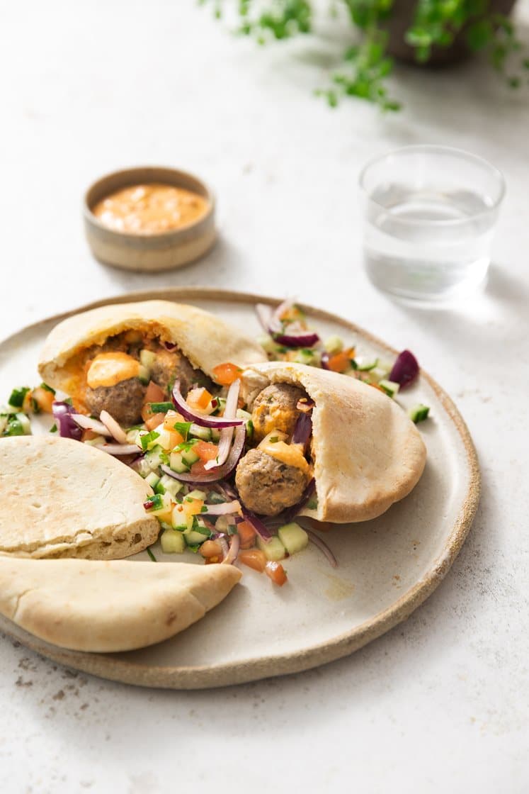 Tyrkiske kjøttboller i pitabrød med ajvaryoghurt og frisk tomatsalat med rødløk og persille