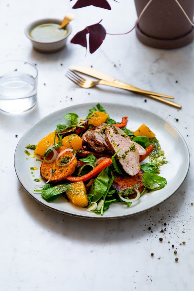 Marinert indrefilet av svin og lun salat med ovnsbakte grønnsaker, servert med appelsin- og sitronvinaigrette