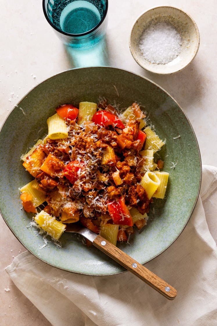 Ragu på mørkokt høyrygg av storfe med mezze maniche, paprika, spinat og grana padano