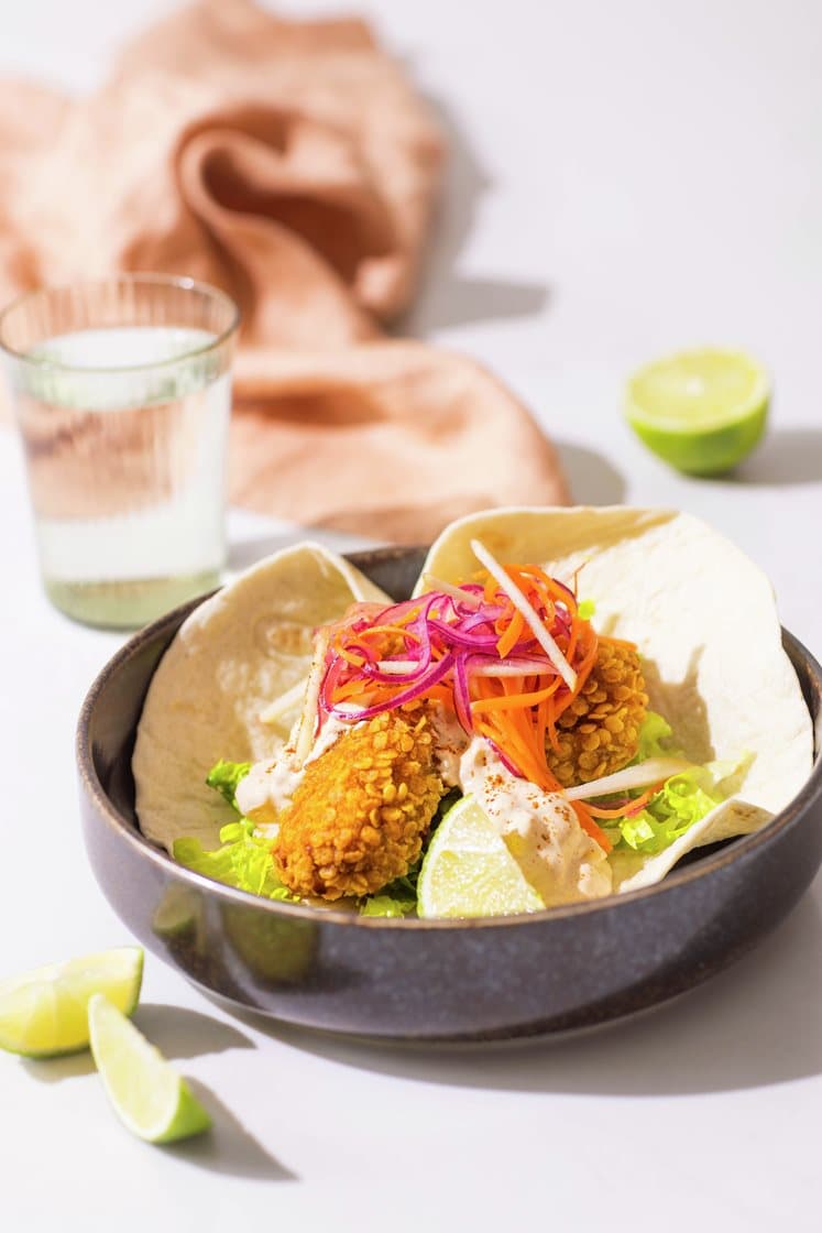 Meksikansk fisketaco med limesyltede grønnsaker og chipotlekremet maisdressing