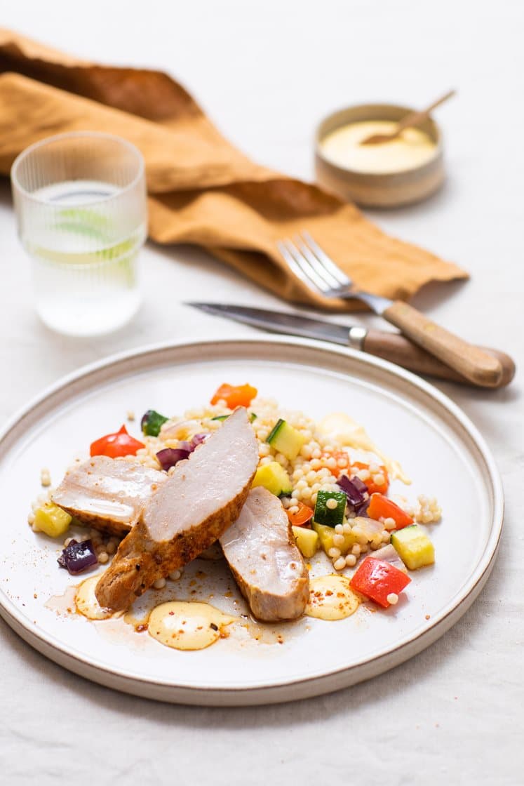 Svinefilet med røkt chili, perlecouscous, stekte grønnsaker og curry- og mangodressing