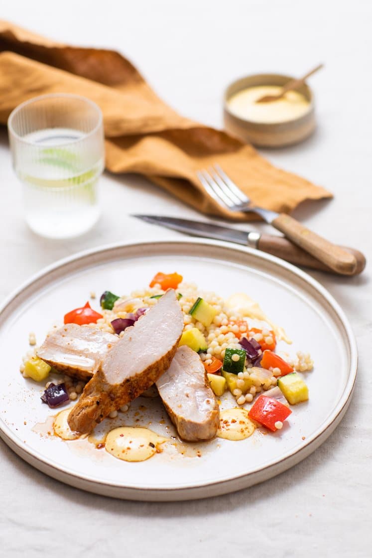 Svinefilet med røkt paprika, fullkornscouscous og stekte grønnsaker, servert med curry- og mangodressing