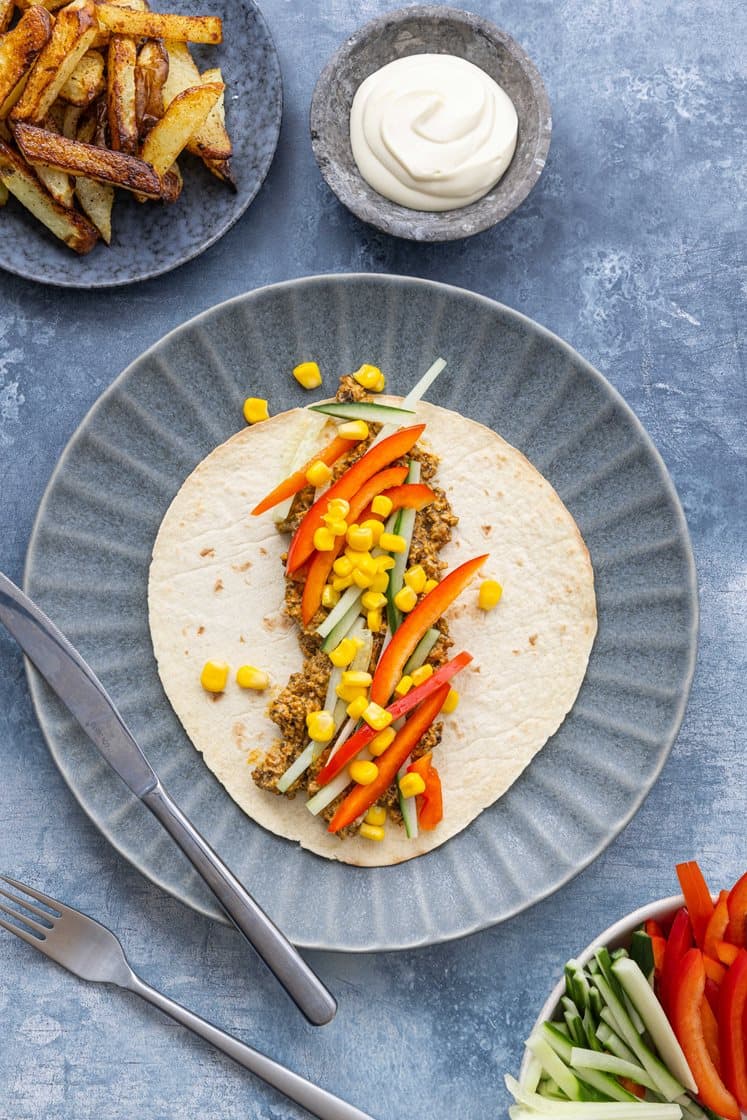 Tortillawrap med kremet tacokjøttdeig med grønt, sprø grønnsaker, potetfries og aioli