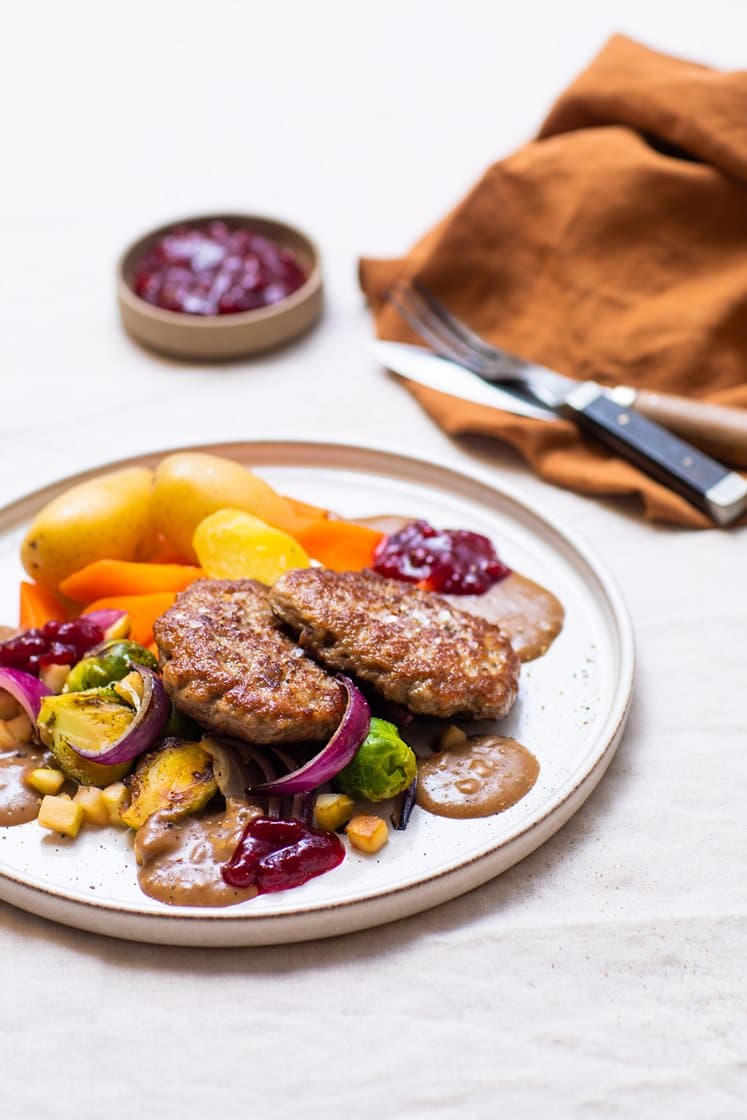Elgkarbonader med soppsaus, stekt rosenkål med eple, gulrøtter og rørte tyttebær