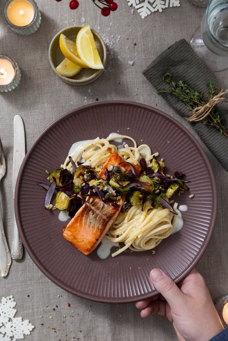 Stekt laksefilet med kremet sitronlinguine og lun rosenkålsalat med tranebær og sprø kjerner