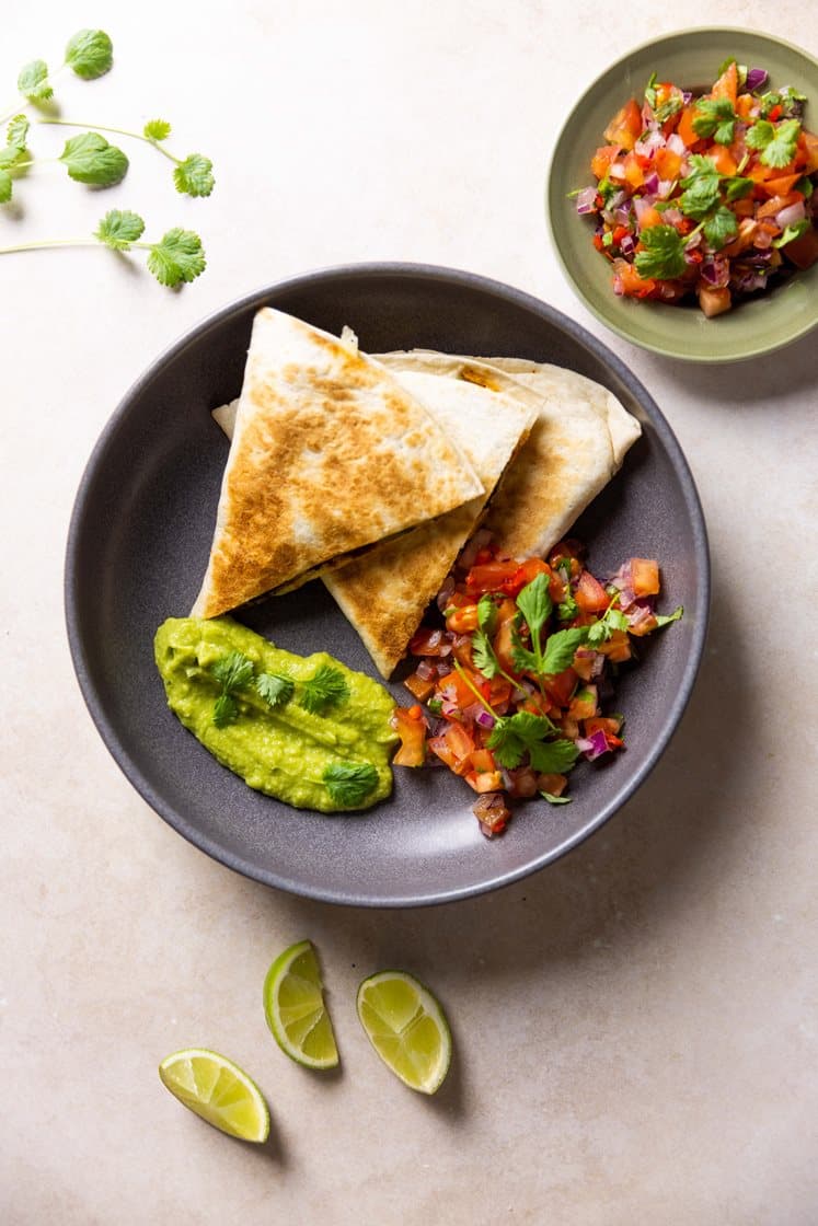 Quesadillas med svarte bønner og paprika, servert med tomatsalsa og guacamole