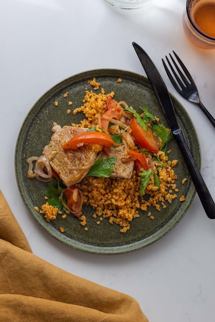 Krydret filetstykke av svin med bulgur, varm tomatsalat og yoghurt