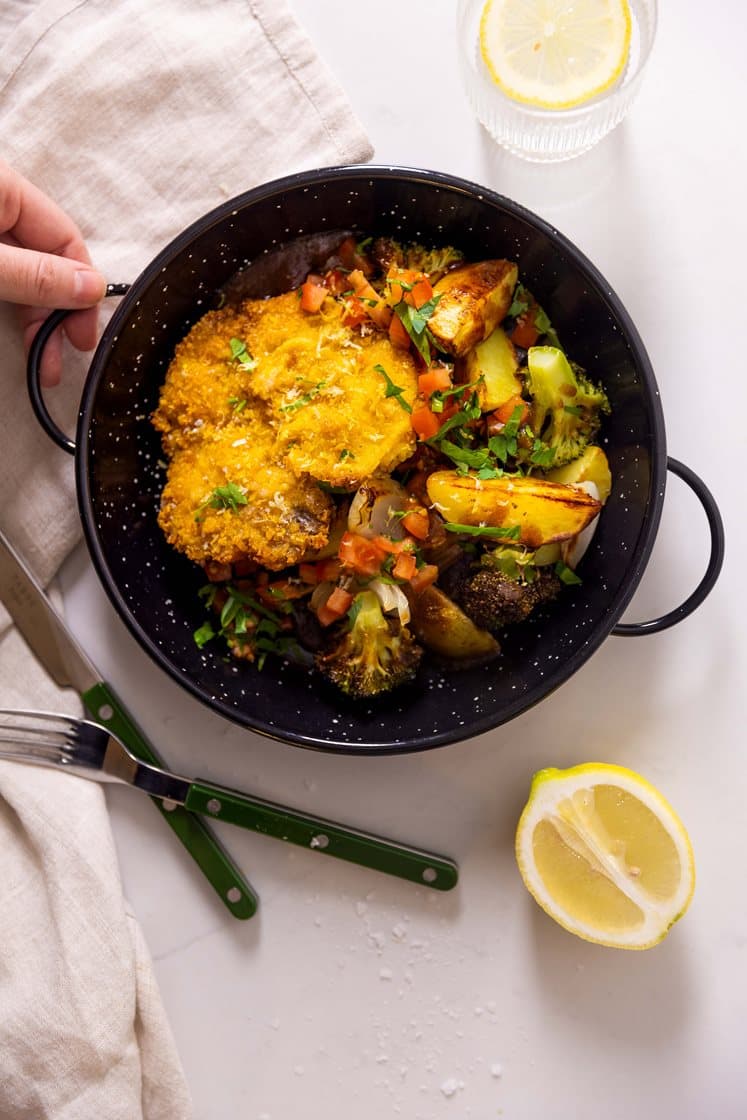 Sitronpanerte svineschnitzler med ovnsbakte poteter og brokkoli, tomat, persille og rødvinssaus