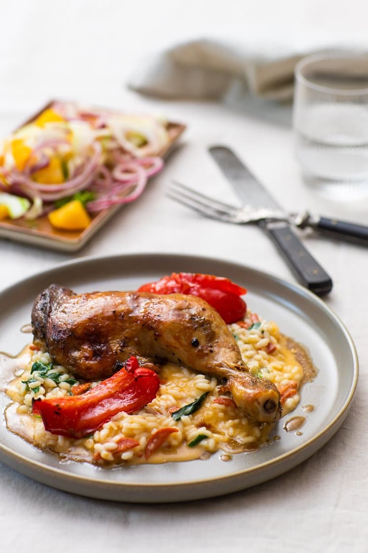 Konfiterte kyllinglår med ovnsbakt paprika, pepperonirisotto med spinat og fennikelsalat med appelsin