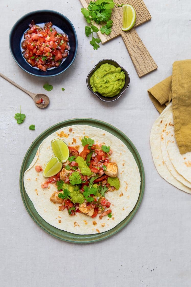 Klassiske kyllingfajitas med pico de gallo og guacamole