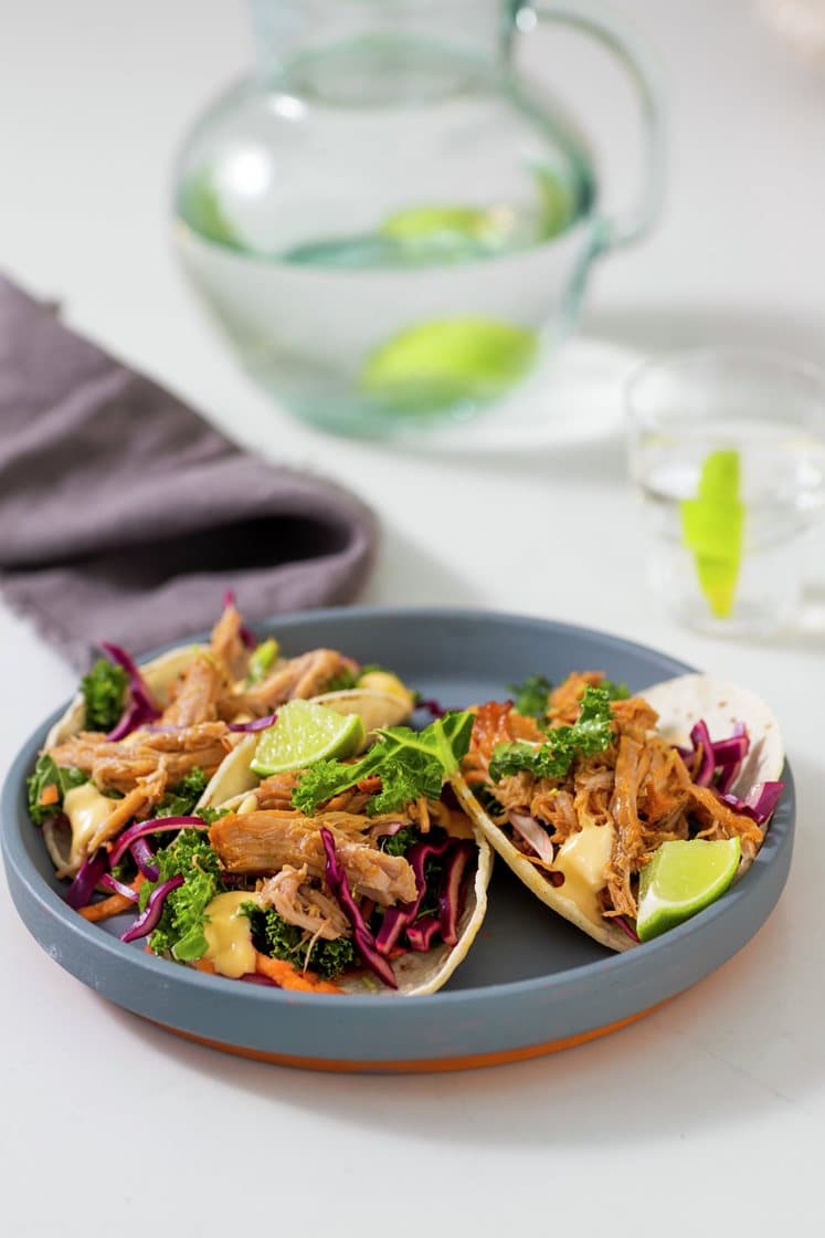 Taco med pulled teriyaki pork, maistortillaer og syrlig coleslaw, servert med chilimajones