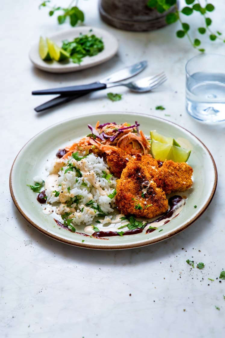Crispy kyllinglårbiff med jasminris og salat med chilidressing, servert med kinesisk dippsaus