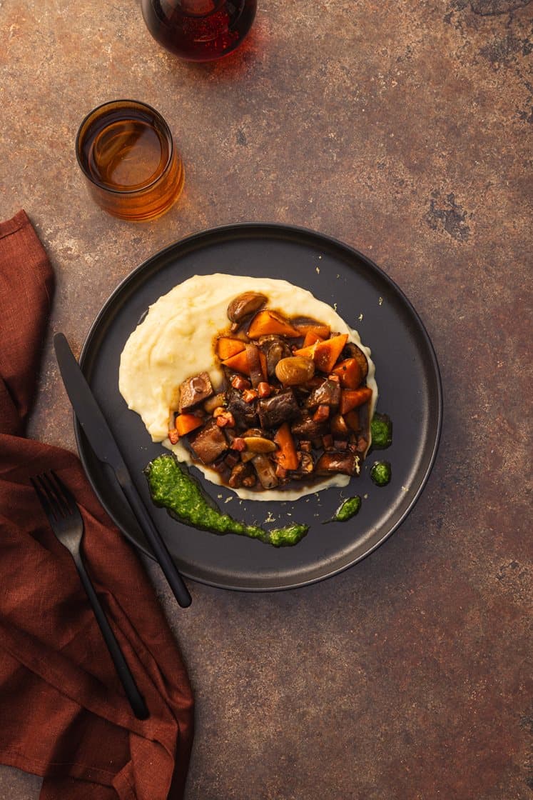 Boeuf bourguignon servert med trøffel-potetpurè og konfitert hvitløksgremolata