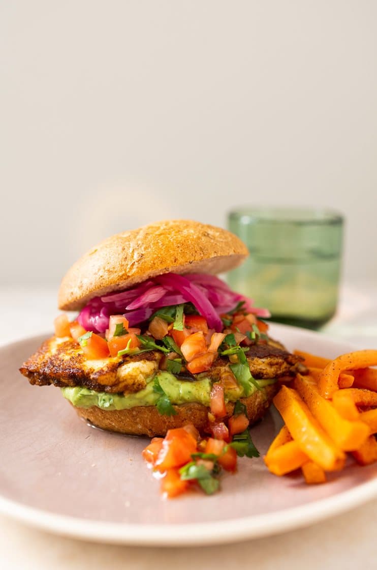 Halloumiburger med tomatsalsa, avocadodressing og gulrotfries