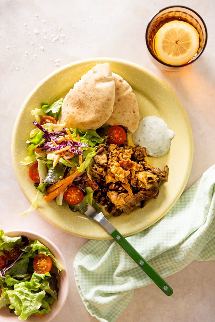 Grillet gyroskjøtt med frisk råkostsalat, tzatzikidressing og varme brød