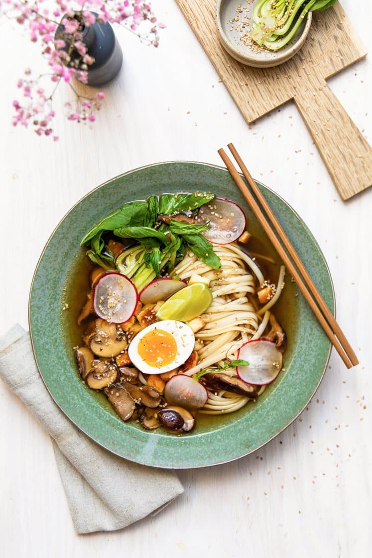 Ramen med bløtkokte egg, reddik og sopp, toppet med sprøstekte halloumiterninger 