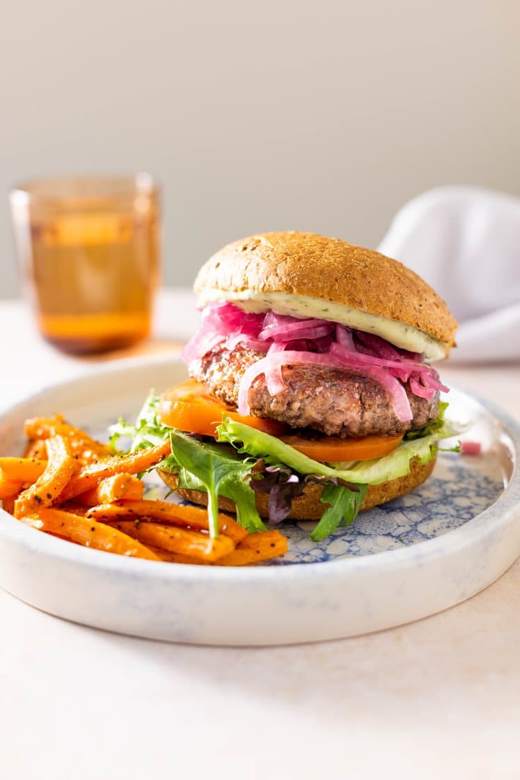 Hamburgere med syltet rødløk, aioli, friske grønnsaker og sitrusbakte gulrotstaver