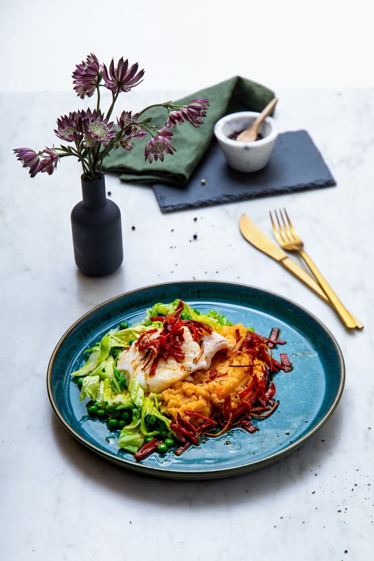 Lettsaltet torsk med smørdampet kål og rotmos, servert med pepperonismør