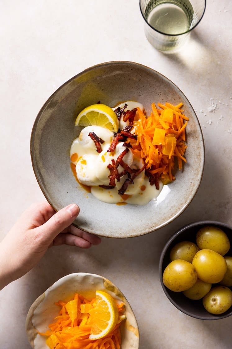 Fiskeboller i hvit saus med kokte poteter, råkostsalat med appelsin og sprøstekt pepperoni