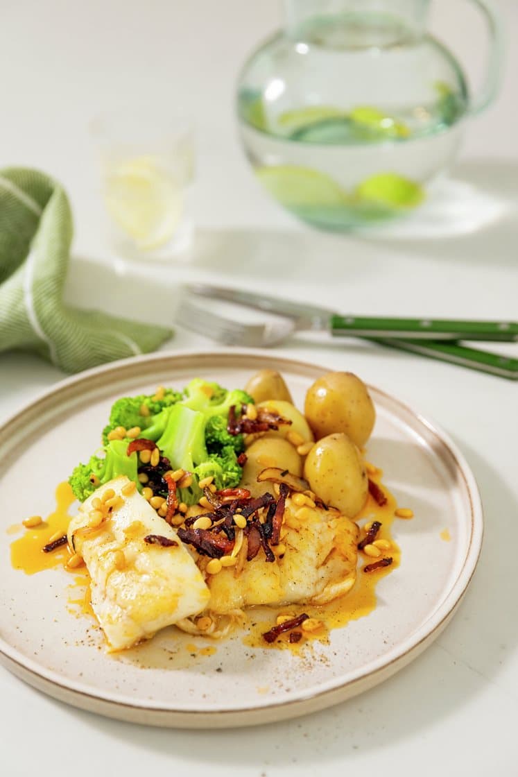 Pannestekt torskefilet med kokte poteter og brokkoli, pepperonismør og pinjekjerner