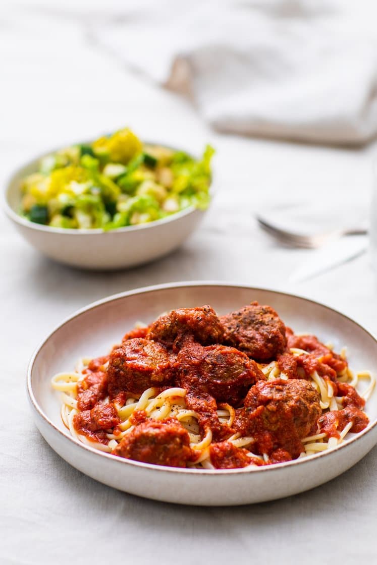 Hjemmelagde kjøttboller i tomatsaus med linguine og frisk eplesalat