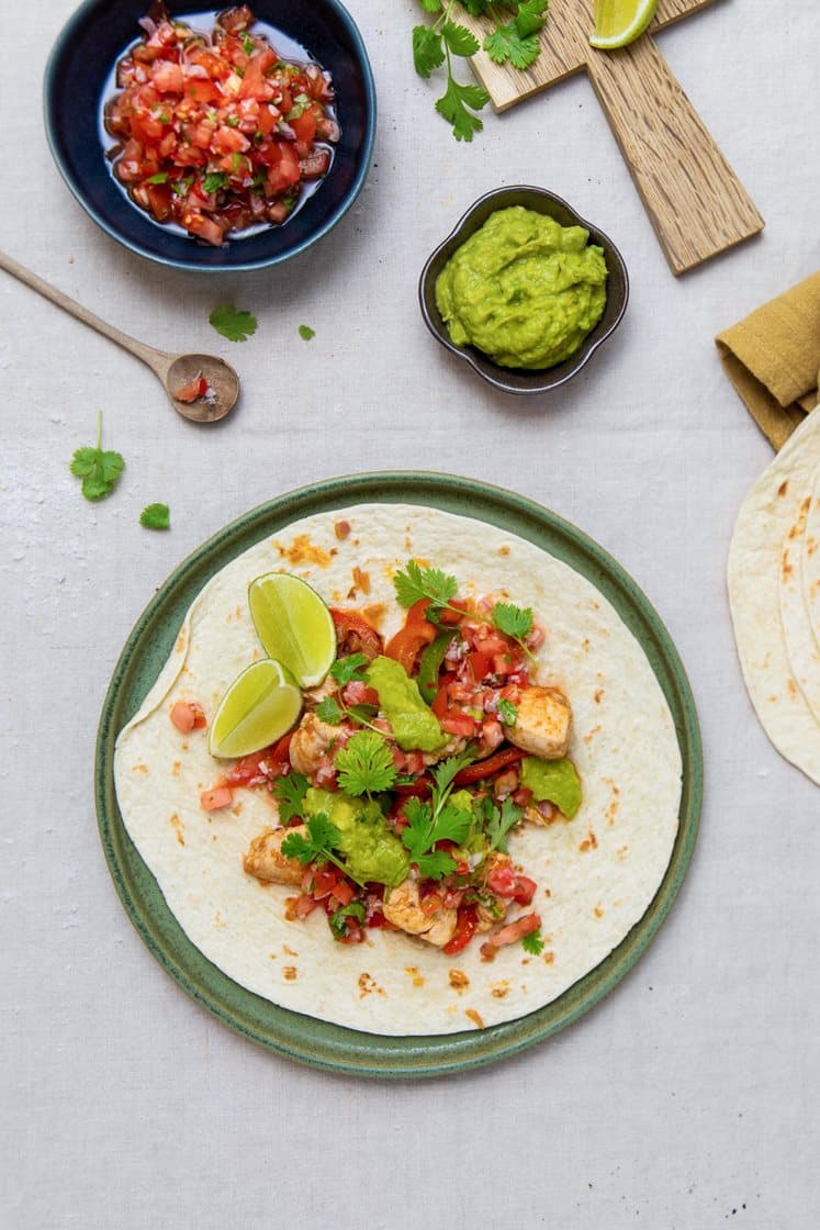 Klassiske kyllingfajitas med pico de gallo og guacamole
