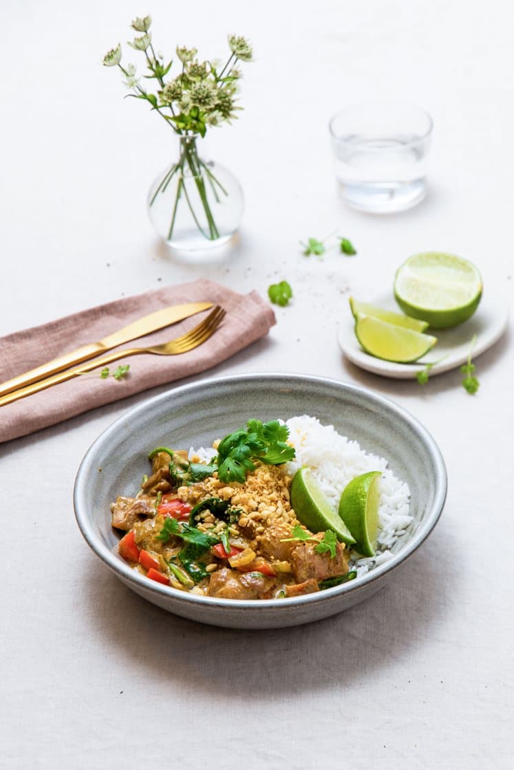 Indisk kylling- og grønnsaksgryte med koriander, kokos og lime, basmatiris og peanøtter