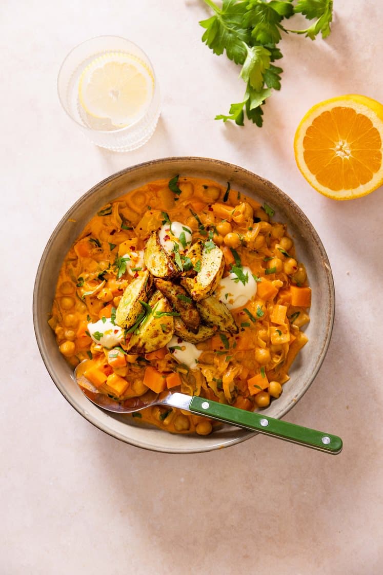 Tomatgryte med urtebakte poteter og aioli, toppet med persille