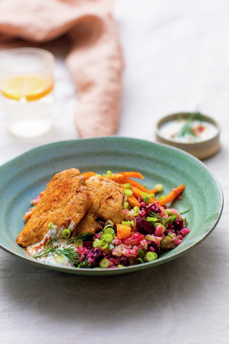 Chipotlestekt kylling med søtpotetfries, servert med rødbetequinoa med frisk appelsin og dillyoghurt