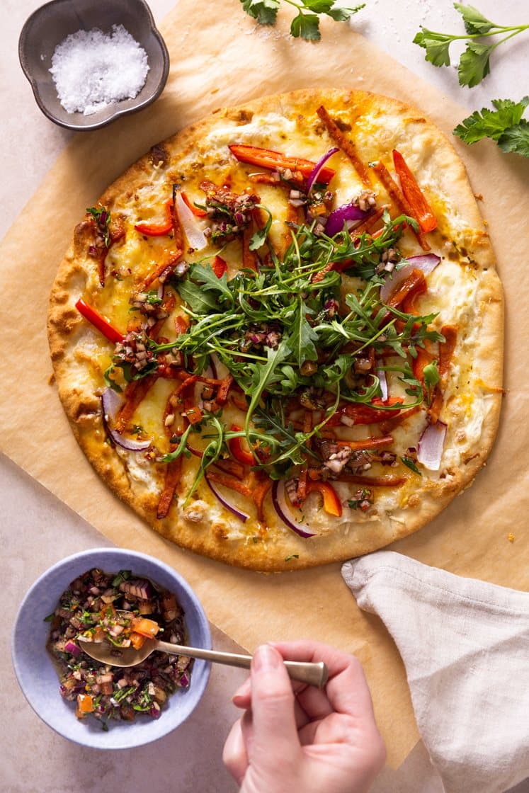 Hvit pizza med chorizo, paprika og chimichurrisaus med tomat og balsamico