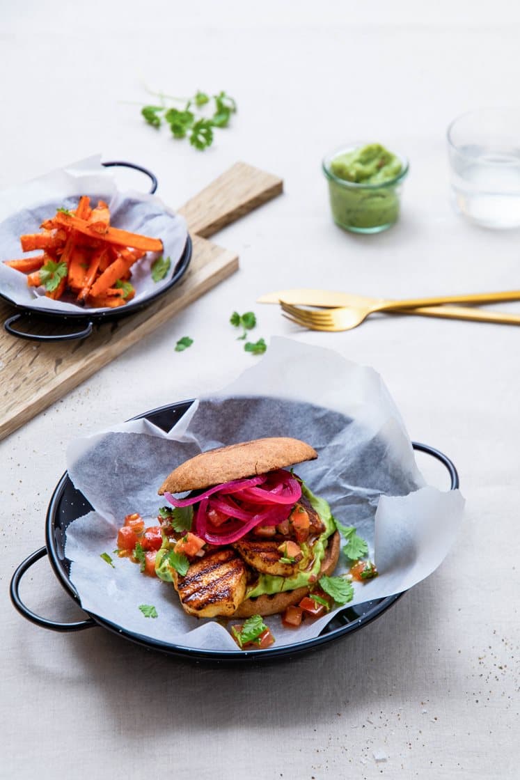 Halloumiburger med tomatsalsa, avocadodressing og gulrotfries