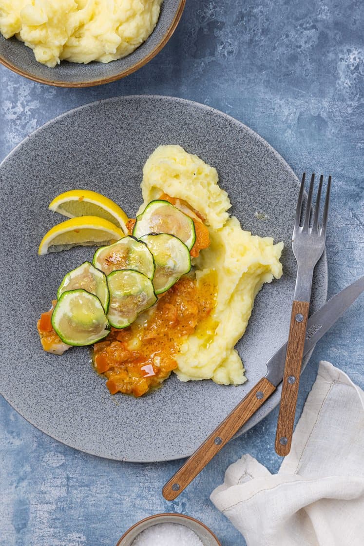 Ovnsbakt hyse med squash og tomater i kryddersmørsaus, servert med potetmos