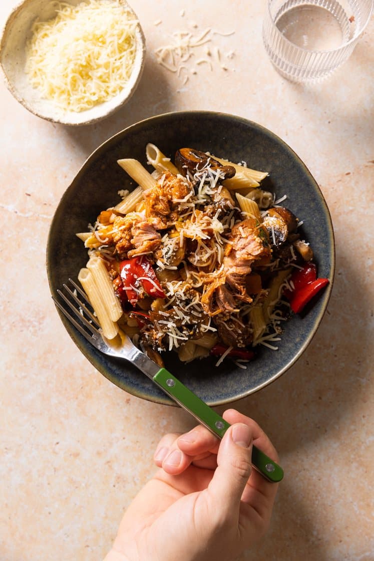 Fullkornspenne med ragu på svinekjaker med spinat, paprika, sopp og Grana Padano