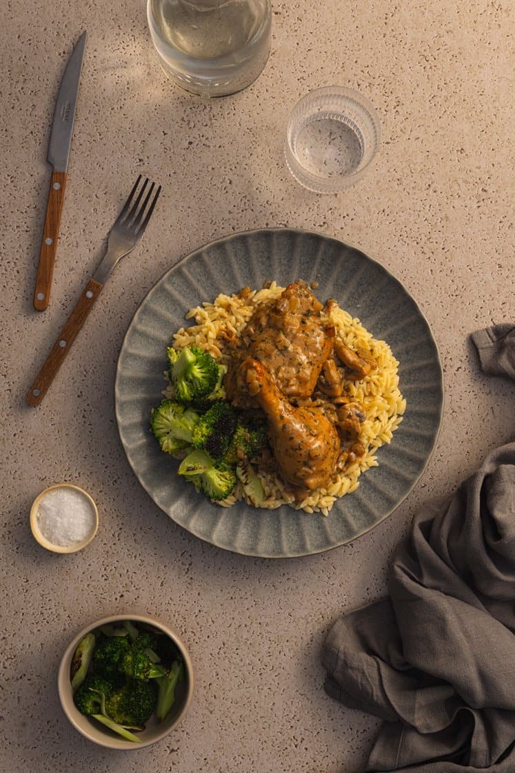 Provencekrydret kyllinglår i estragon- og soppsaus med pannestekt brokkoli og risoni