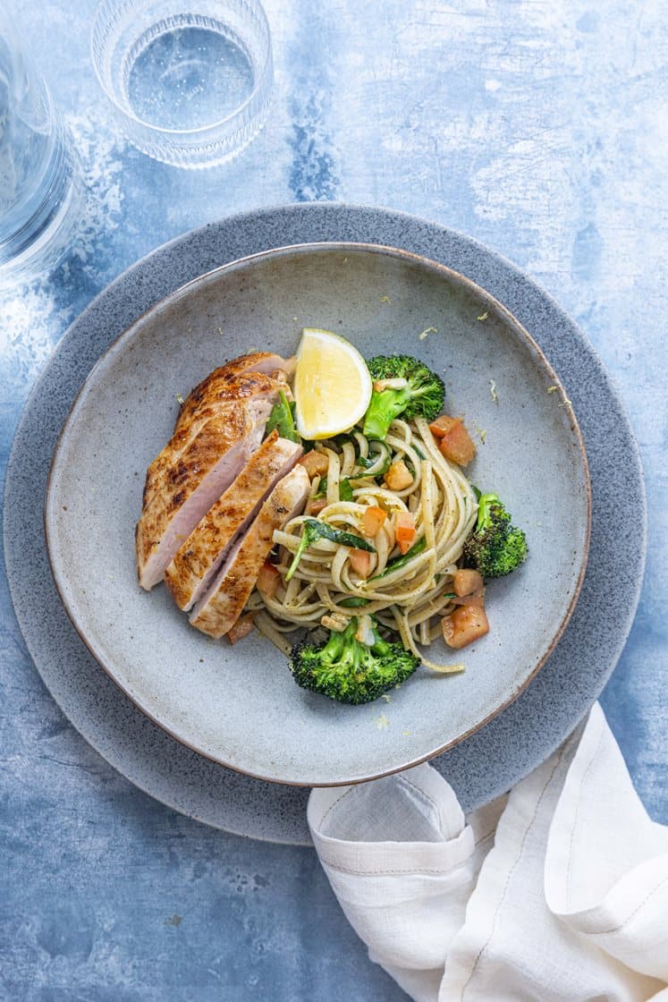 Pasta i sitron- og kryddersmør med stekt kyllingbryst, ovnsbakt brokkoli, tomat og spinat