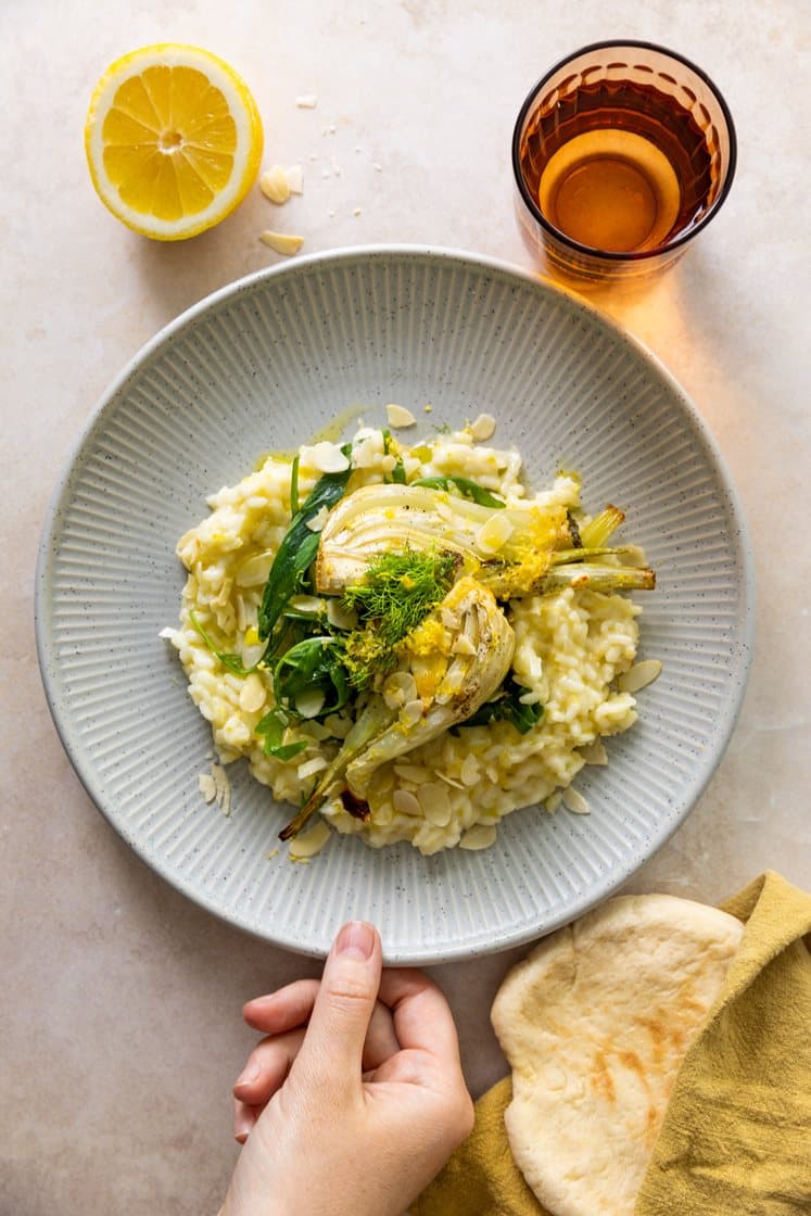 Sitronrisotto med chevrebakt fennikel, mandler og varme multibrød